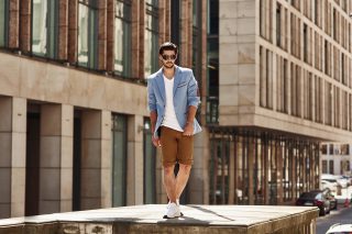 Outfit _Bolf.de-beige/karamell Shorts, kombiniert mit weißen T-Shirt und sportlichen Sakko